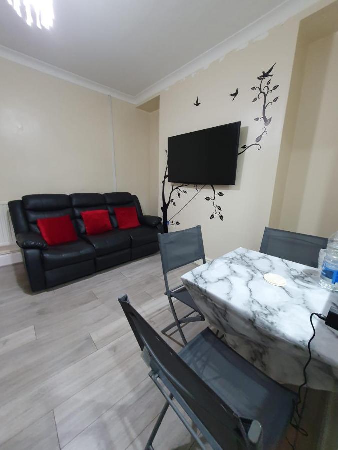 House In The Heart Of Valleys Ebbw Vale Exterior foto